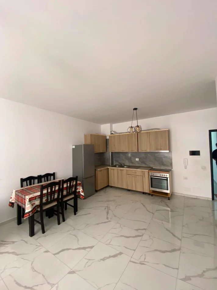 Tirane, jepet me qera apartament 1+1+Ballkon Kati 2, 65 m² 400 € (Tek Bushgjoka,Kamez)