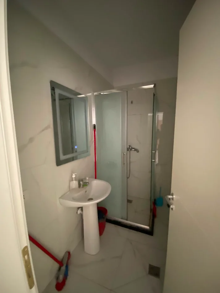 Tirane, jepet me qera apartament 1+1+Ballkon Kati 2, 65 m² 400 € (Tek Bushgjoka,Kamez)