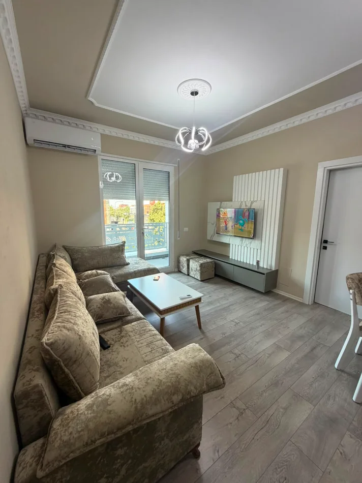 Tirane, jepet me qera apartament 1+1+Ballkon Kati 1, 90 m² 500 € (Rruga Donald Trump (Prane Rrethit Ullirit))