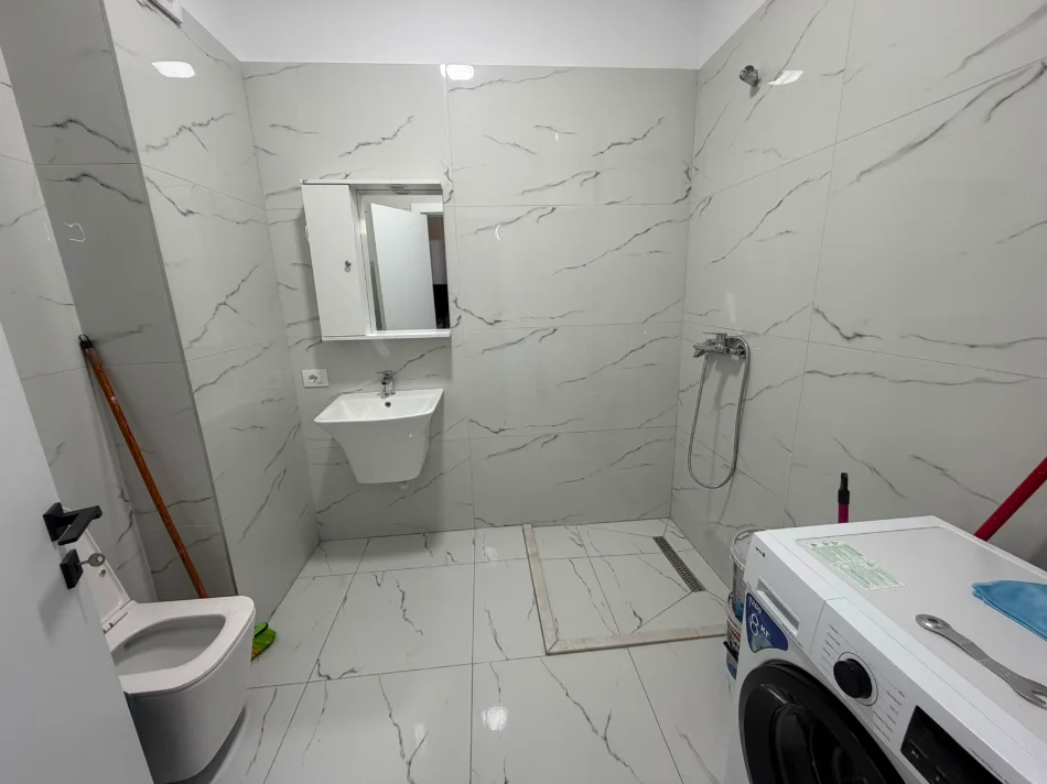 Tirane, jepet me qera apartament 1+1+Ballkon Kati 1, 90 m² 500 € (Rruga Donald Trump (Prane Rrethit Ullirit))