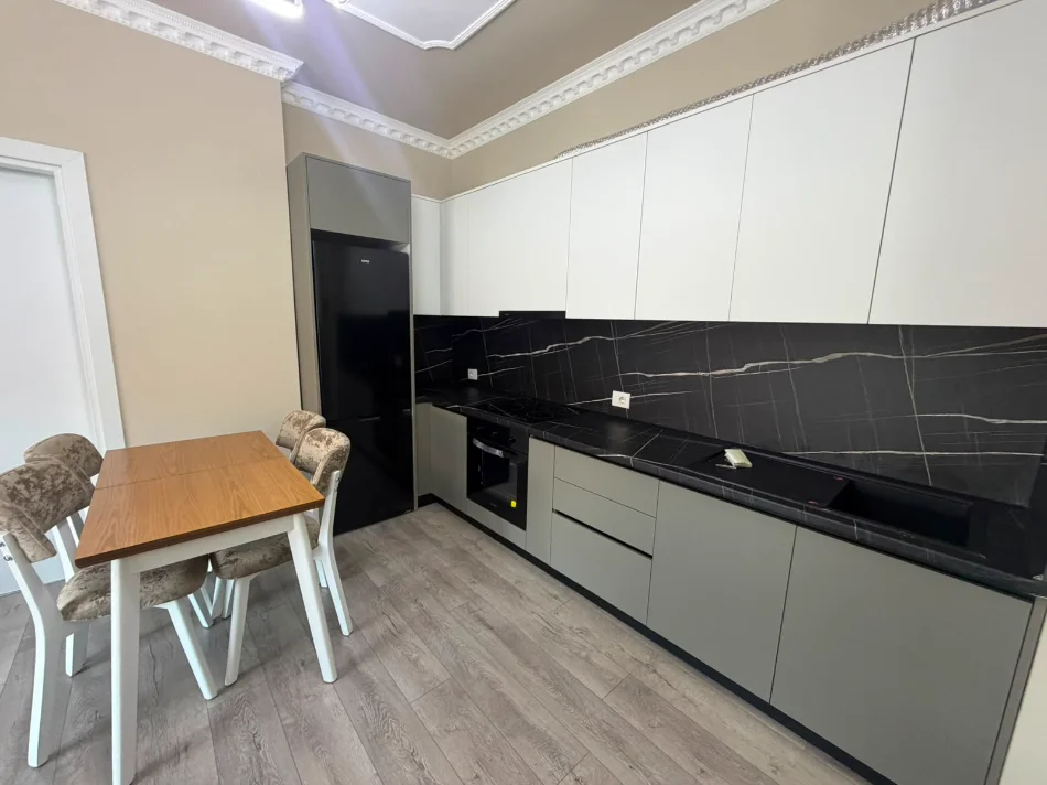 Tirane, jepet me qera apartament 1+1+Ballkon Kati 1, 90 m² 500 € (Rruga Donald Trump (Prane Rrethit Ullirit))