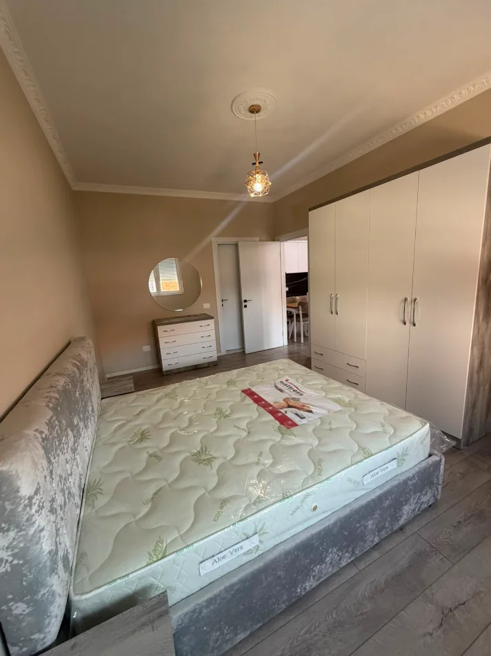 Tirane, jepet me qera apartament 1+1+Ballkon Kati 1, 90 m² 500 € (Rruga Donald Trump (Prane Rrethit Ullirit))