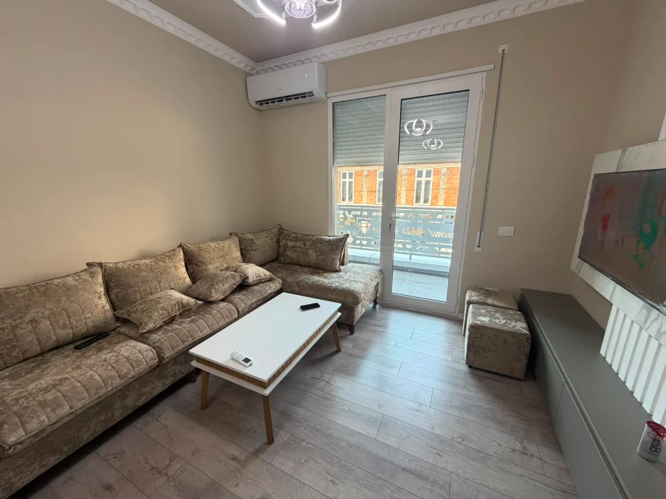 Tirane, jepet me qera apartament 1+1+Ballkon Kati 1, 90 m² 500 € (Rruga Donald Trump (Prane Rrethit Ullirit))