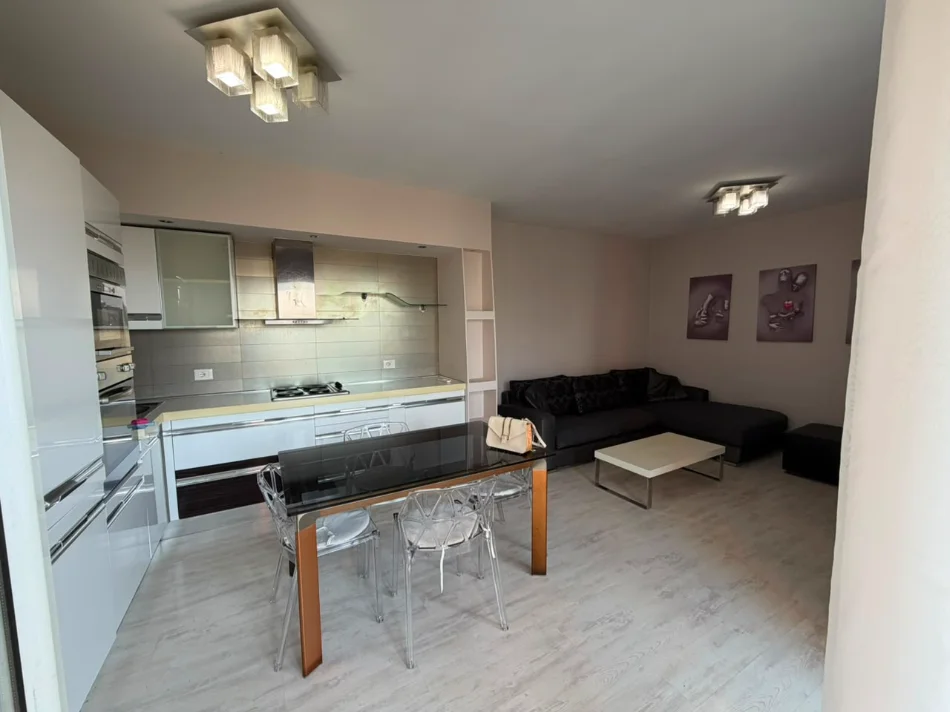 Tirane, jepet me qera apartament 1+1 Kati 8, 68 m² (Brryli)