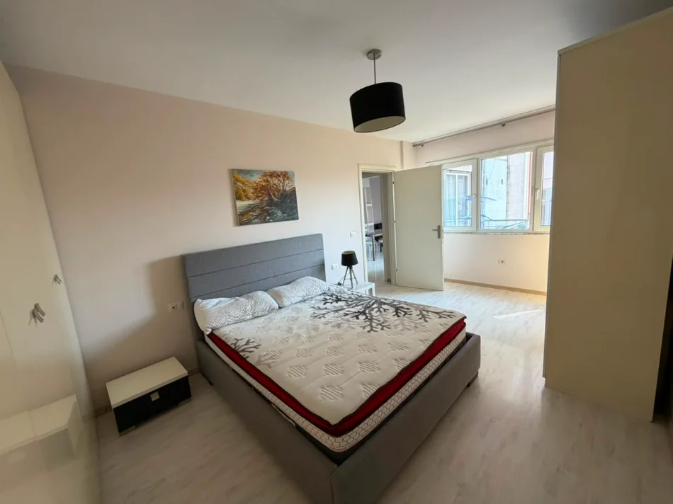 Tirane, jepet me qera apartament 1+1 Kati 8, 68 m² (Brryli)