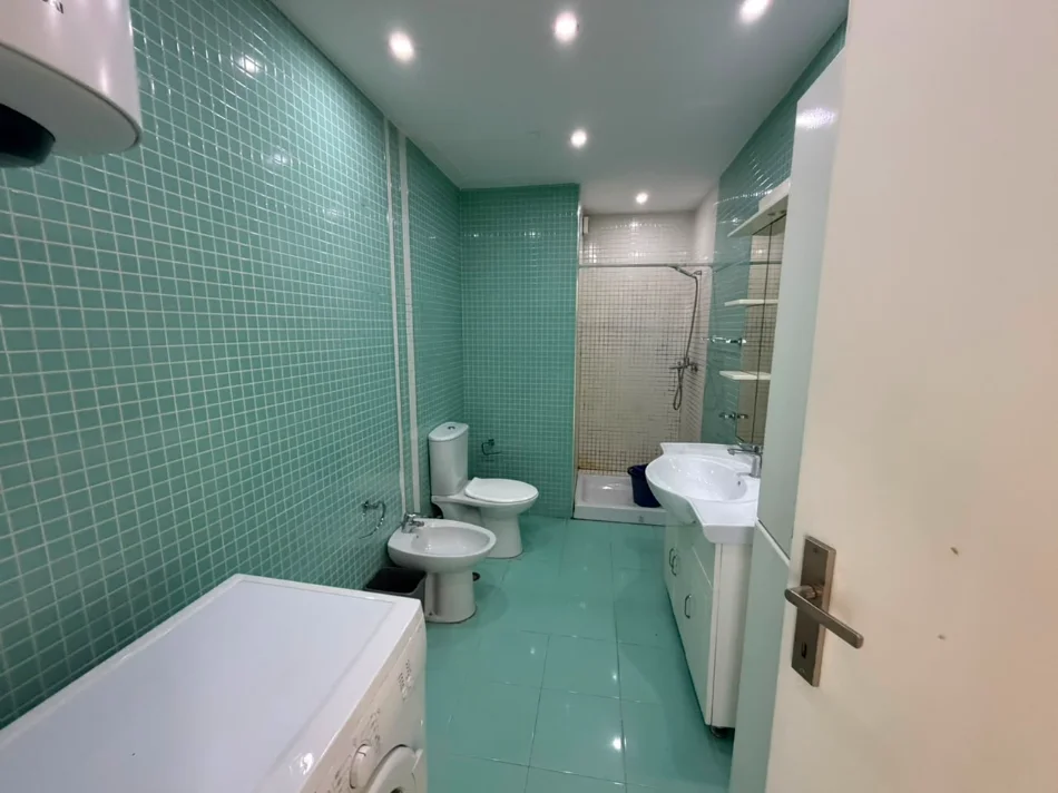 Tirane, jepet me qera apartament 1+1 Kati 8, 68 m² (Brryli)