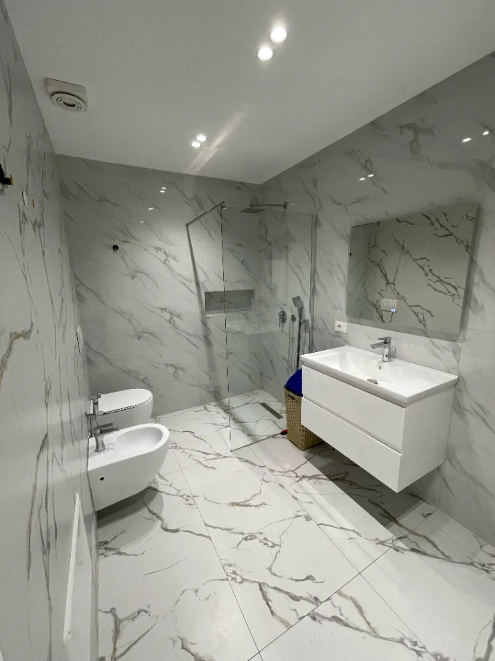 Tirane, jepet me qera apartament 2+1+Ballkon Kati 3, 90 m² 900 € (Rruga e Kavajes)