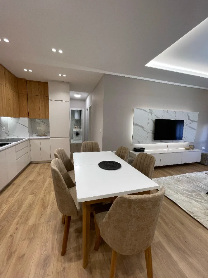 Tirane, jepet me qera apartament 2+1+Ballkon Kati 3, 90 m² 900 € (Rruga e Kavajes)