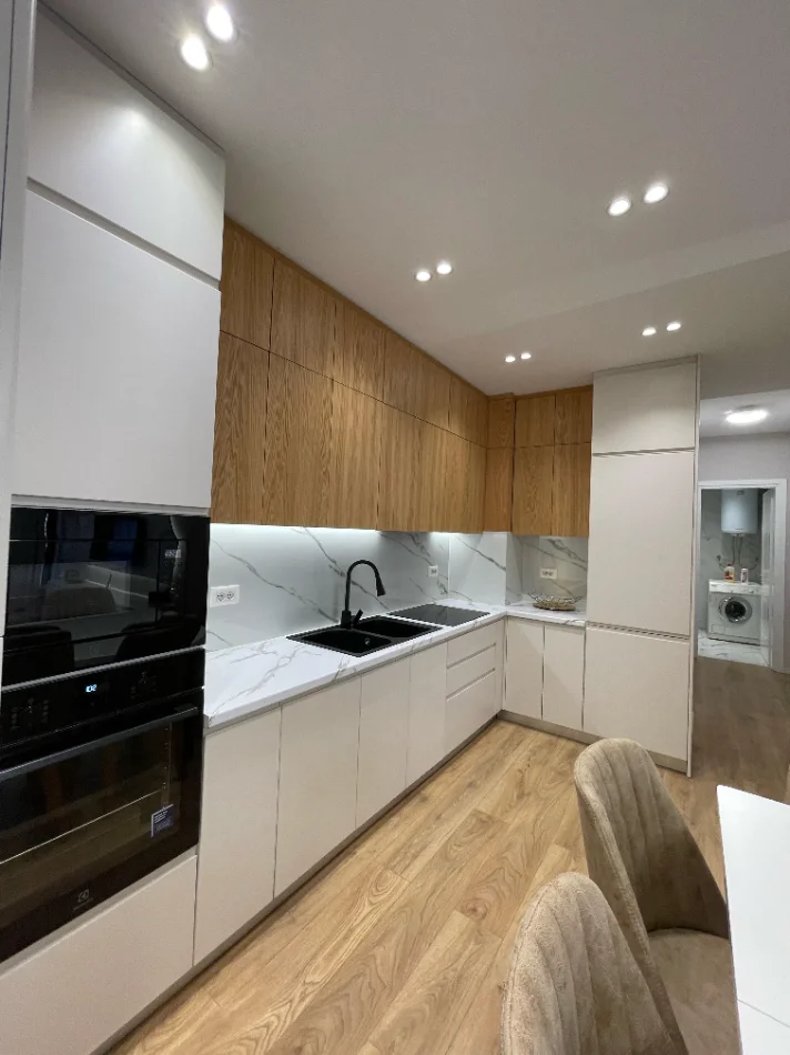 Tirane, jepet me qera apartament 2+1+Ballkon Kati 3, 90 m² 900 € (Rruga e Kavajes)