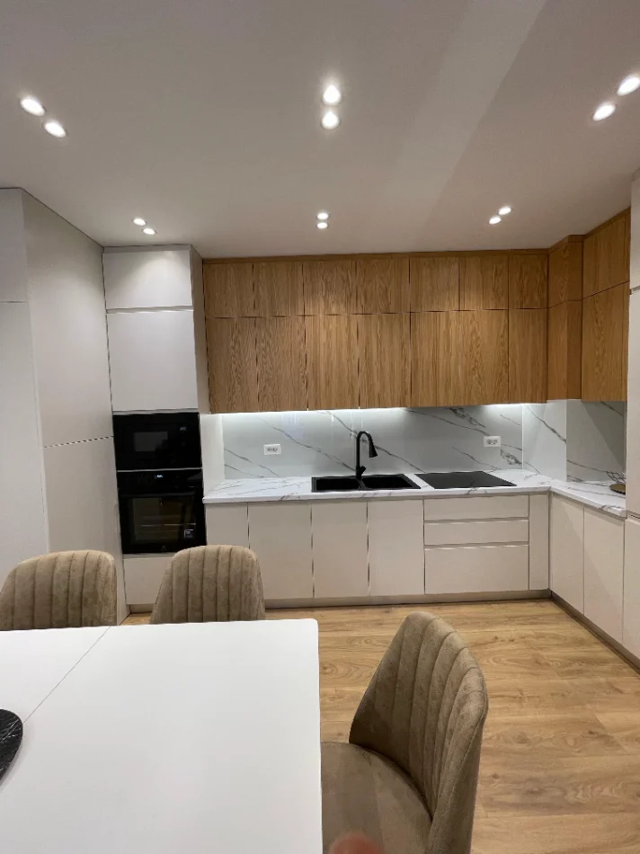 Tirane, jepet me qera apartament 2+1+Ballkon Kati 3, 90 m² 900 € (Përballë Kompleksit Delijorgji, Tiranë)
