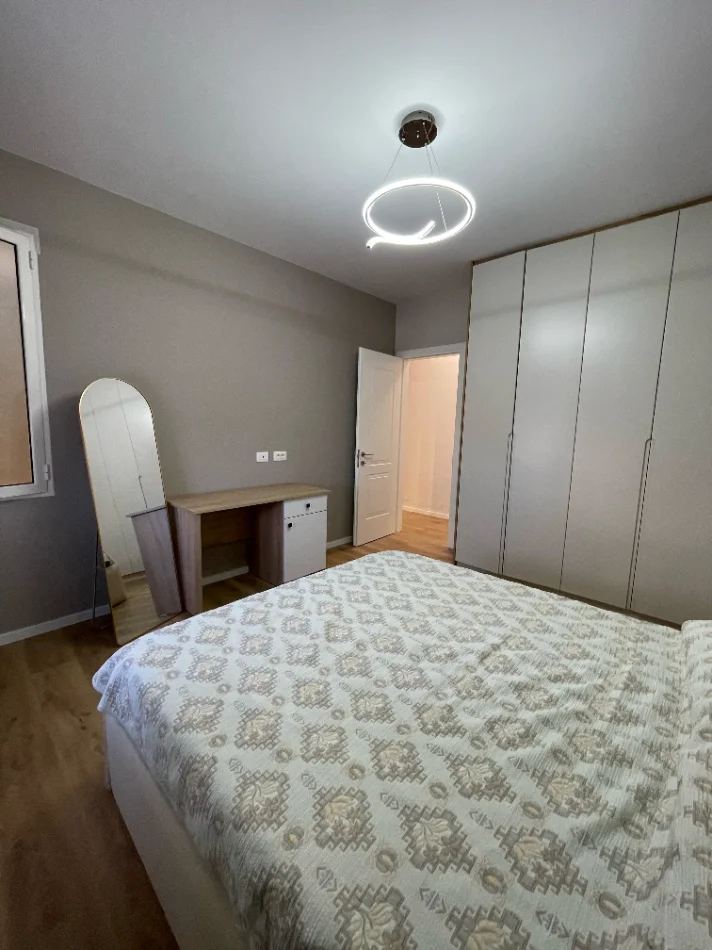 Tirane, jepet me qera apartament 2+1+Ballkon Kati 3, 90 m² 900 € (Rruga e Kavajes)