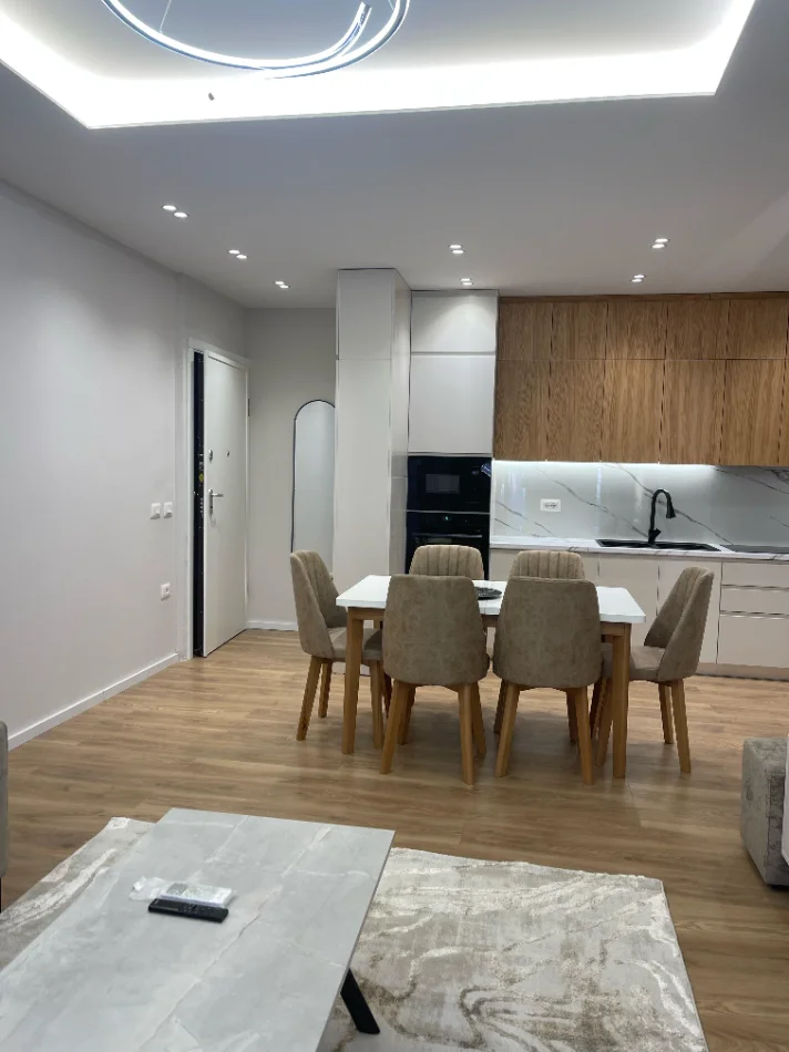 Tirane, jepet me qera apartament 2+1+Ballkon Kati 3, 90 m² 900 € (Rruga e Kavajes)
