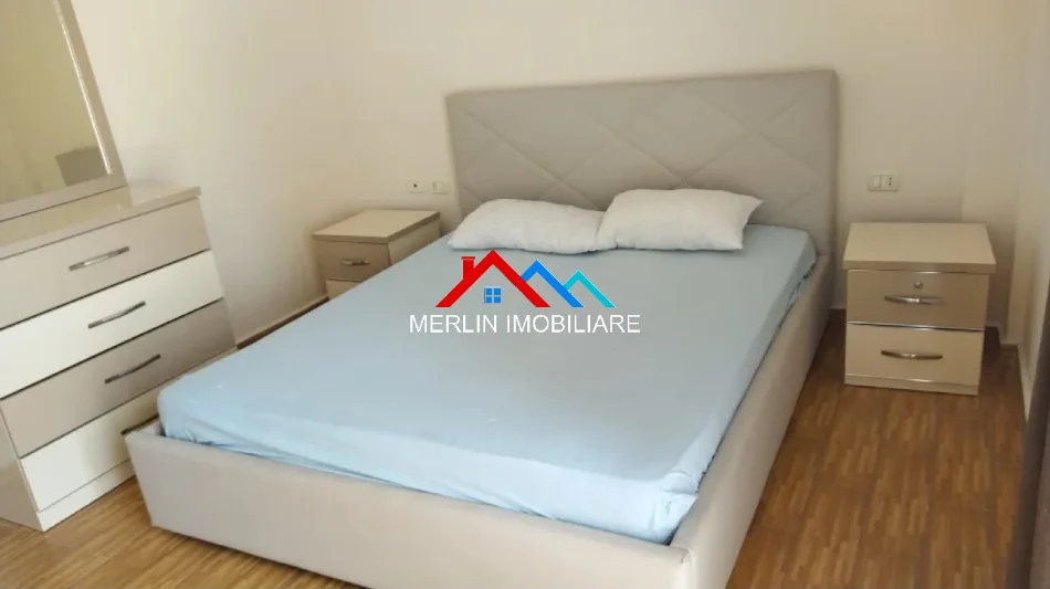 Tirane, jepet me qera apartament 1+1 Kati 5, 75 m² 644 € (Rruga Skender Luarasi)