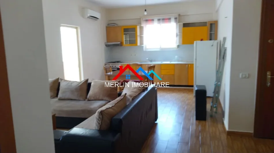 Tirane, jepet me qera apartament 1+1 Kati 5, 75 m² 644 € (Rruga Skender Luarasi)