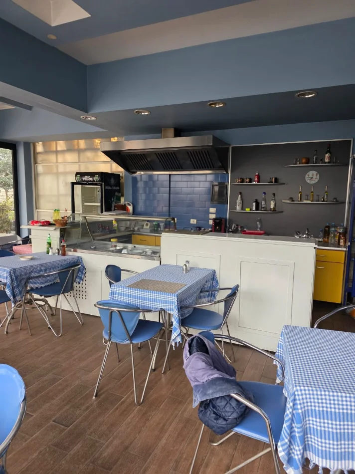 Jepet me qera Bar-kafe/ Restorant me vlere 1.000 € ne muaj ne Laprake