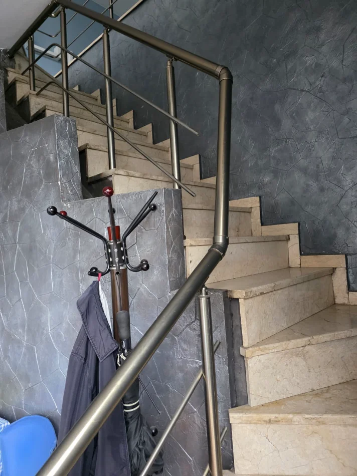 Jepet me qera Bar-kafe/ Restorant me vlere 1.000 € ne muaj ne Laprake