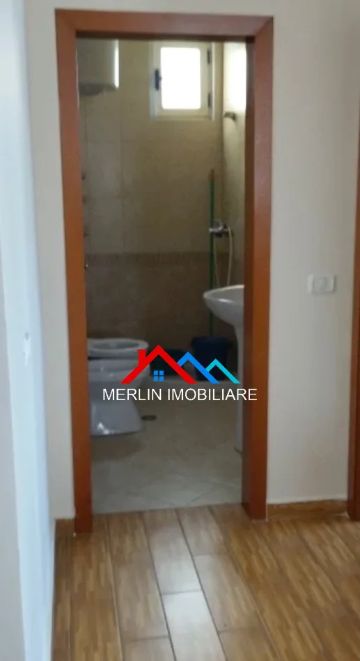 Tirane, jepet me qera apartament 1+1 Kati 5, 75 m² 644 € (Rruga Skender Luarasi)