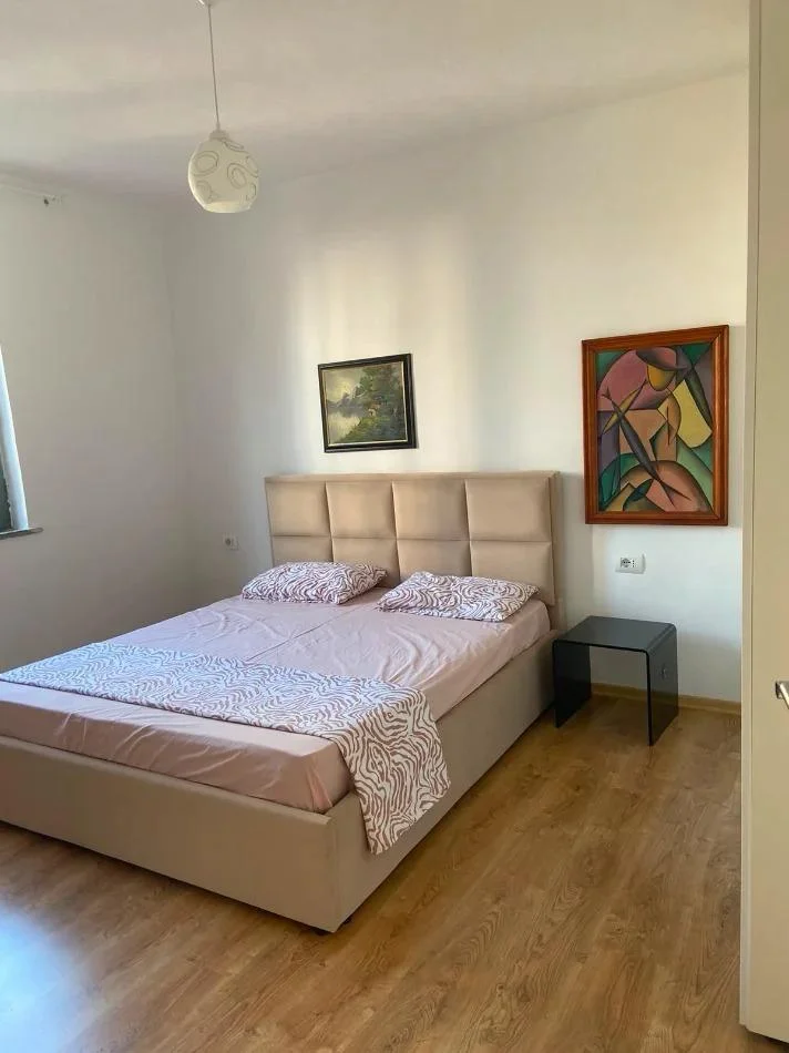 Tirane, jepet me qera apartament 1+1+Aneks+Ballkon Kati 2, 55 m² (Bulevardi Zogu i Pare)