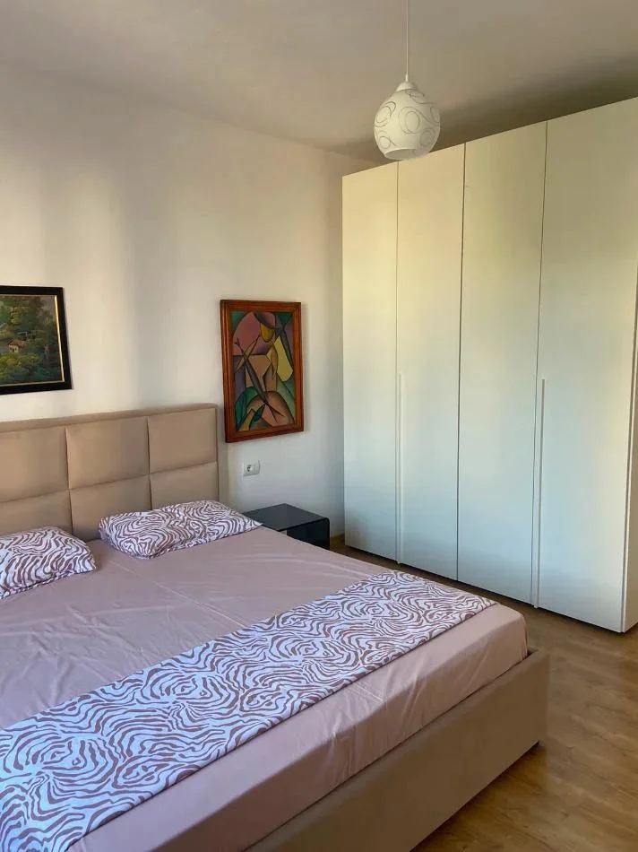 Tirane, jepet me qera apartament 1+1+Aneks+Ballkon Kati 2, 55 m² (Bulevardi Zogu i Pare)