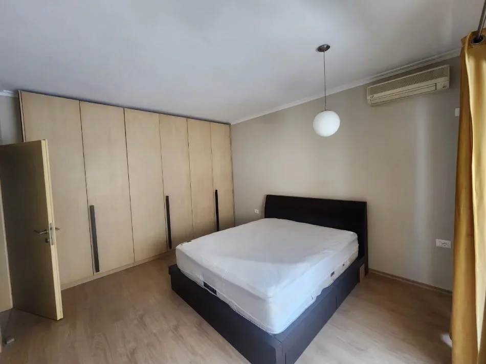 Tirane, jepet me qera apartament 2+1+Aneks+Ballkon Kati 4, 110 m² 