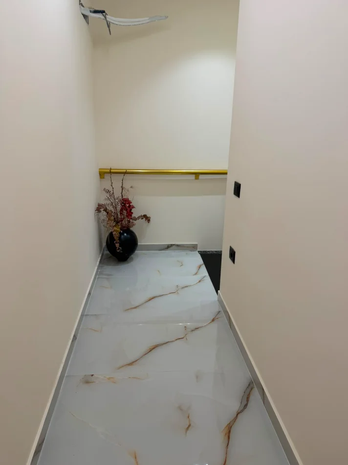 Tirane, jepet me qera apartament duplex 2+1+Ballkon Kati 0, 80 m² 700 € (Rruga e Elbasanit, pranë Ambasadës Amerikane)