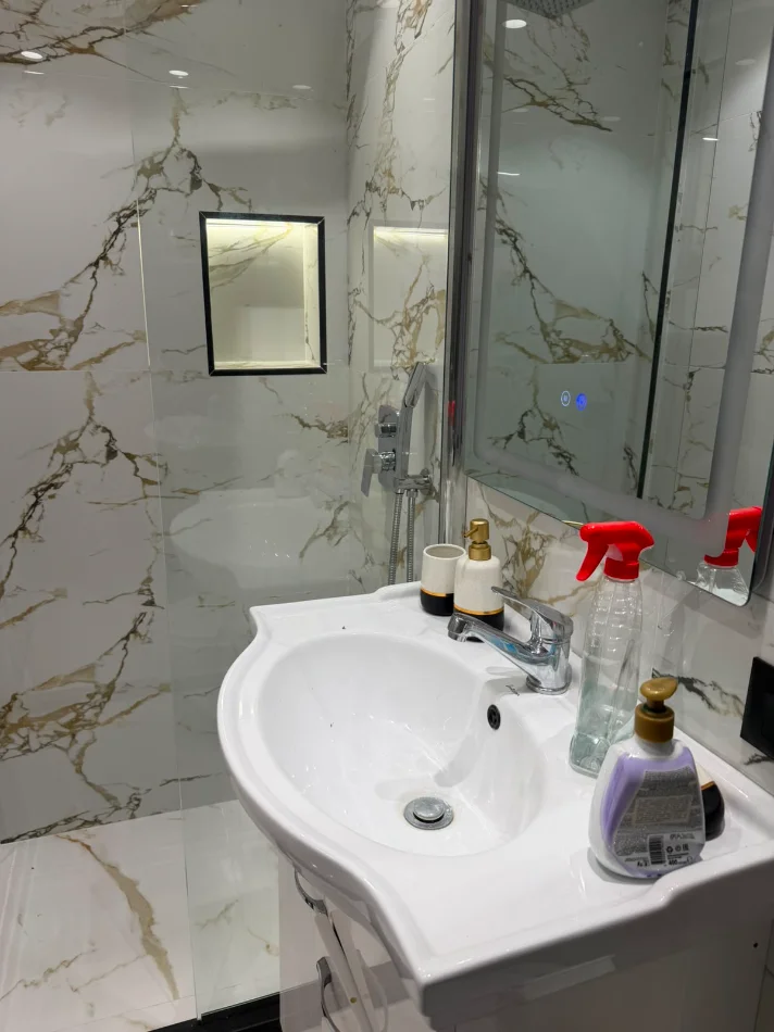 Tirane, jepet me qera apartament duplex 2+1+Ballkon Kati 0, 80 m² 700 € (Rruga e Elbasanit, pranë Ambasadës Amerikane)