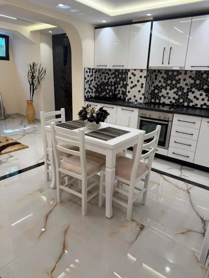Tirane, jepet me qera apartament duplex 2+1+Ballkon Kati 0, 80 m² 700 € (Rruga e Elbasanit, pranë Ambasadës Amerikane)
