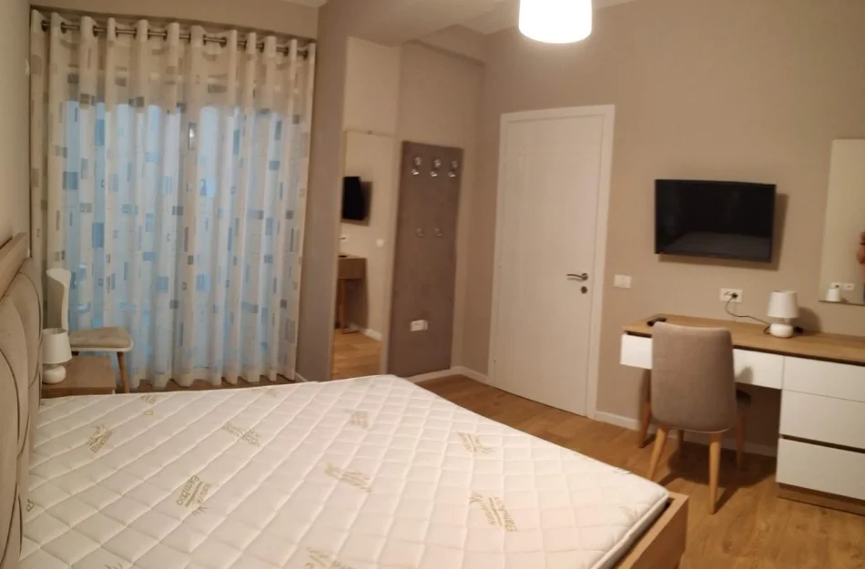 Tirane, jepet me qera apartament 1+1 Kati 4, 70 m² 650 € (Komuna e Parisit, Rruga Ibrahim Dervishi)