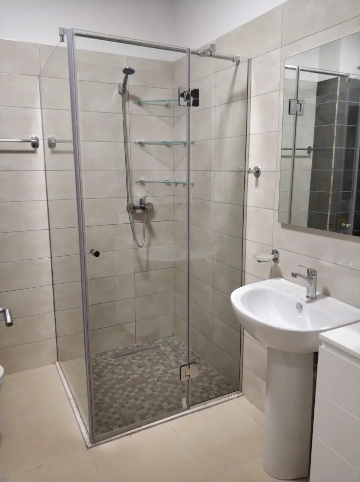 Tirane, jepet me qera apartament 1+1 Kati 4, 70 m² 650 € (Komuna e Parisit, Rruga Ibrahim Dervishi)