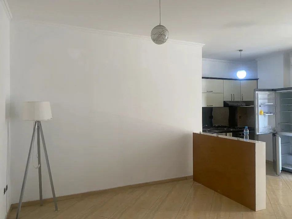 Tirane, jepet me qera zyre Kati 3, 92 m² 600 € (Rruga Ali demi)