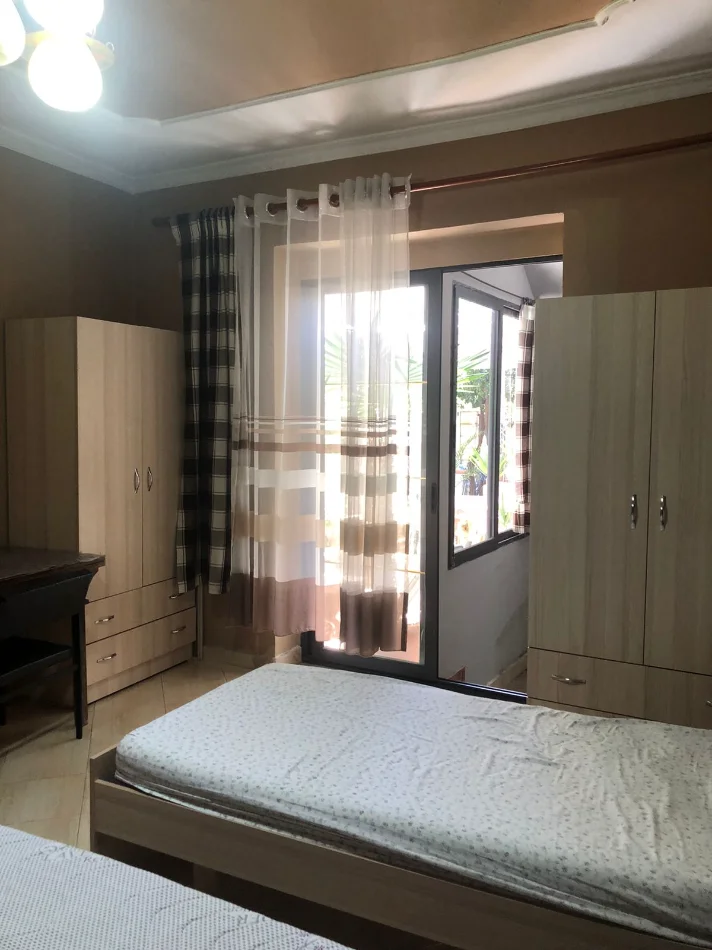 Tirane, jepet me qera apartament 1+1+Ballkon Kati 1, 70 m² 500 € (Rruga Hafiz Ibrahim Dalliu prane "Vila Gold")