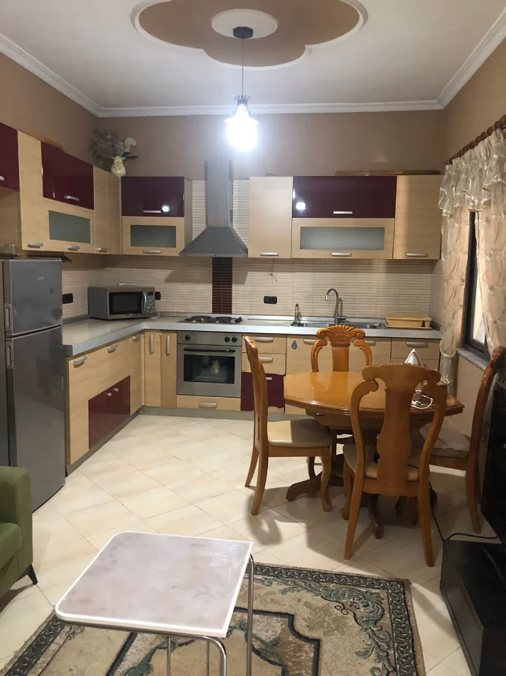 Tirane, jepet me qera apartament 1+1+Ballkon Kati 1, 70 m² 500 € (Rruga Hafiz Ibrahim Dalliu prane "Vila Gold")