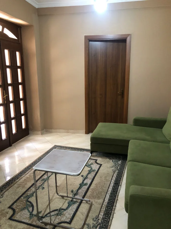 Tirane, jepet me qera apartament 1+1+Ballkon Kati 1, 70 m² 500 € (Rruga Hafiz Ibrahim Dalliu prane "Vila Gold")