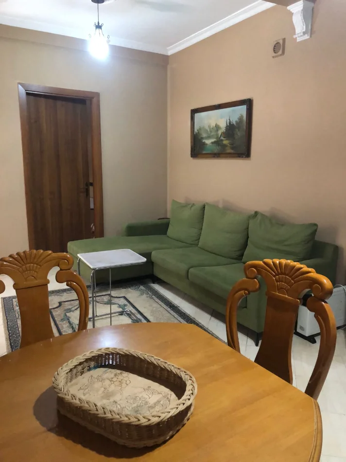 Tirane, jepet me qera apartament 1+1+Ballkon Kati 1, 70 m² 500 € (Rruga Hafiz Ibrahim Dalliu prane "Vila Gold")