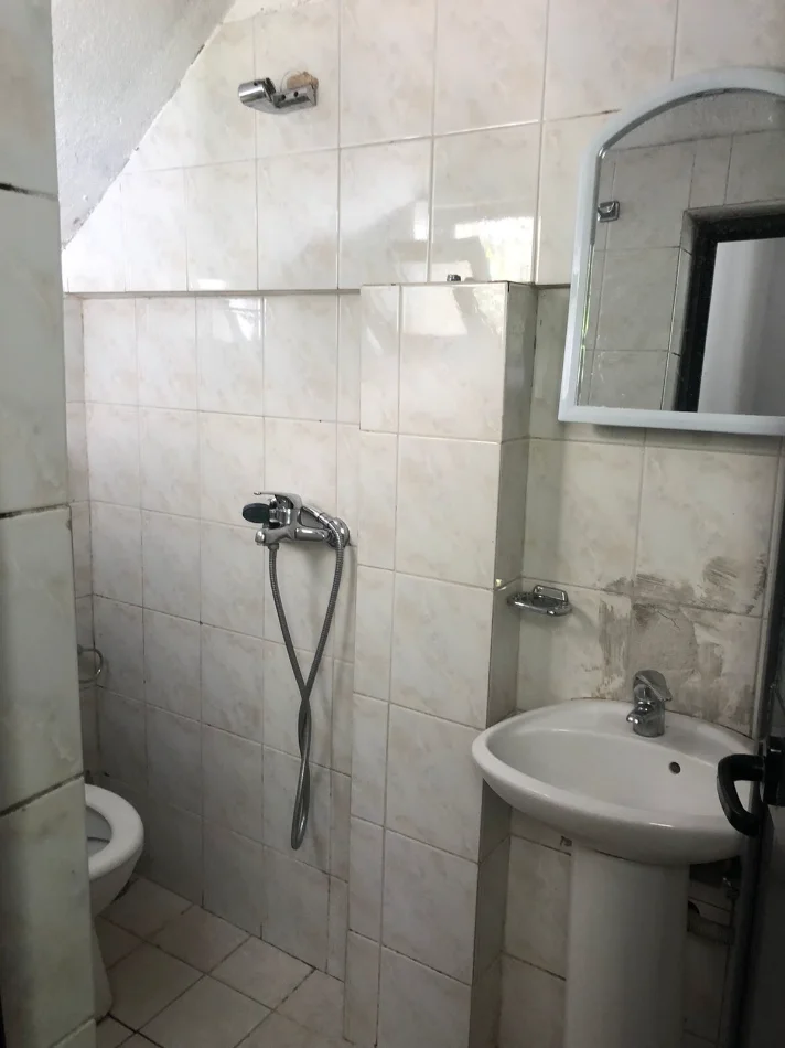 Tirane, jepet me qera apartament 1+1+Ballkon Kati 1, 70 m² 500 € (Rruga Hafiz Ibrahim Dalliu prane "Vila Gold")
