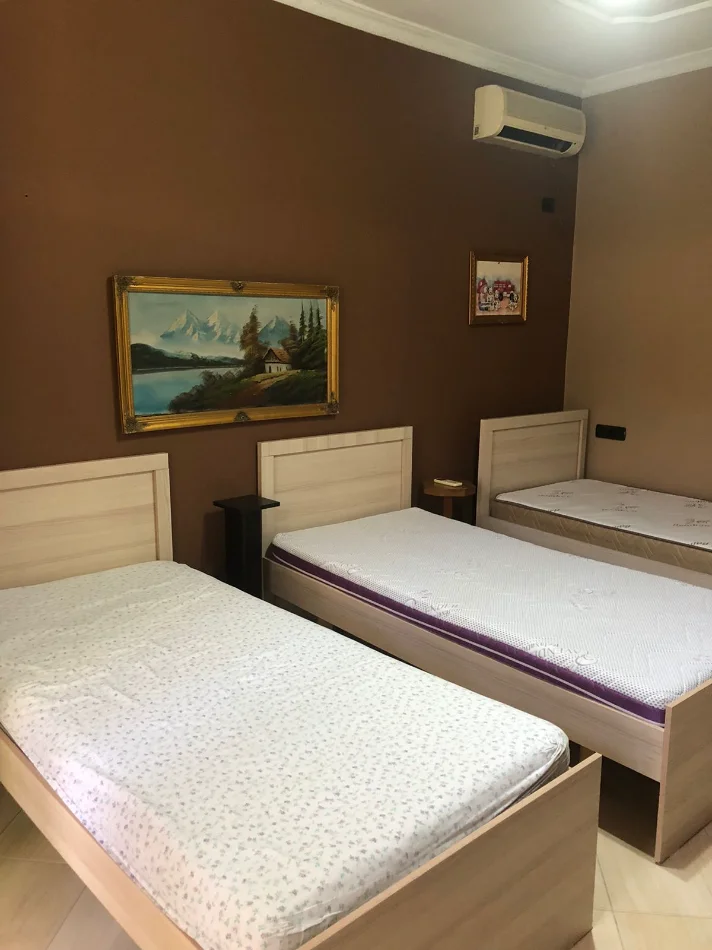 Tirane, jepet me qera apartament 1+1+Ballkon Kati 1, 70 m² 500 € (Rruga Hafiz Ibrahim Dalliu prane "Vila Gold")