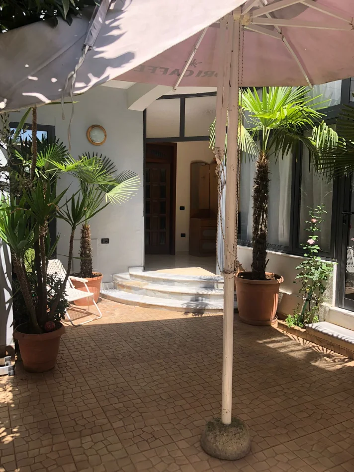 Tirane, jepet me qera apartament 1+1+Ballkon Kati 1, 70 m² 500 € (Rruga Hafiz Ibrahim Dalliu prane "Vila Gold")