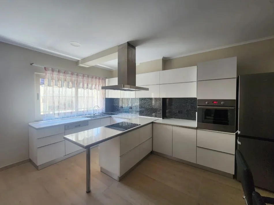 Tirane, jepet me qera apartament 2+1+Ballkon Kati 4, 110 m², Komuna e Parisit, prane Kristal Center, Çmimi: 80.000 Leke/Muaj