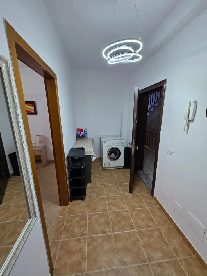 Tirane, jepet me qera apartament 1+1+Ballkon Kati 4, 66 m² 500 € (Rruga 5 Maji)