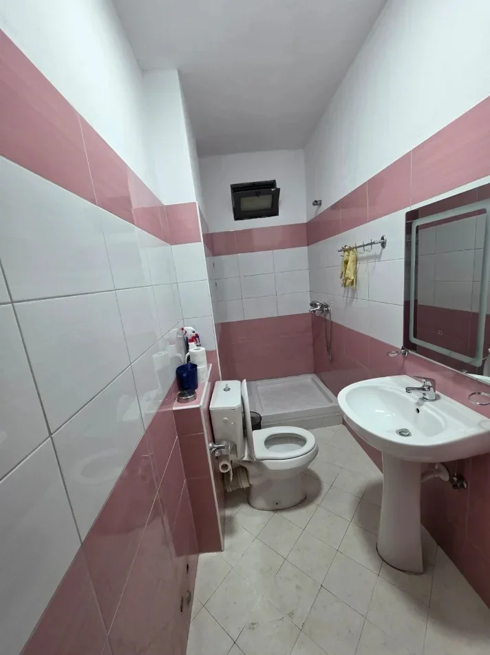 Tirane, jepet me qera apartament 1+1+Ballkon Kati 4, 66 m² 500 € (Rruga 5 Maji)