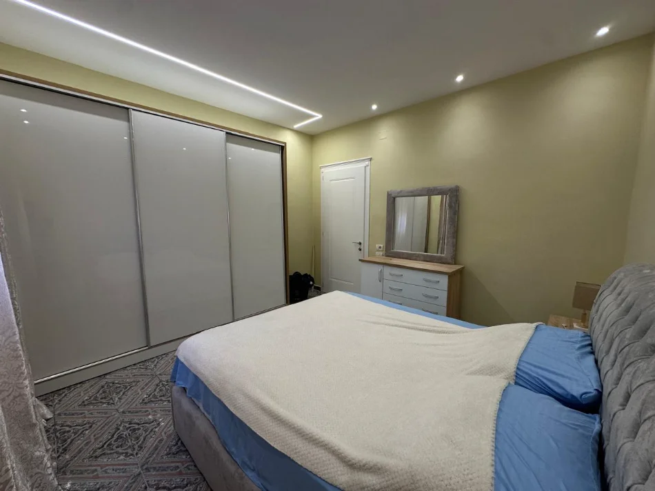Tirane, jepet me qera apartament 2+1+Ballkon Kati 2, 135 m² 700 € (Kthesa e Kamzes)