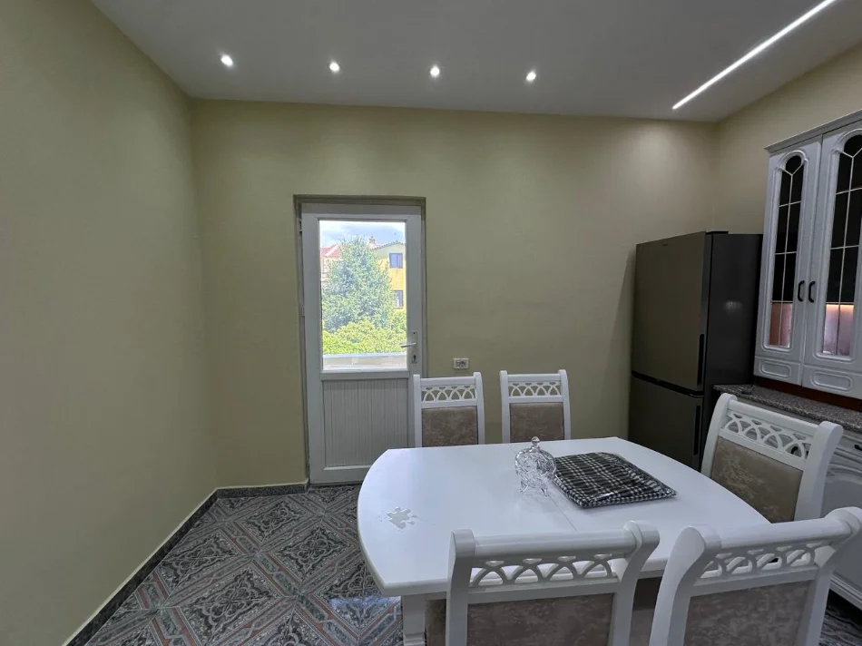 Tirane, jepet me qera apartament 2+1+Ballkon Kati 2, 135 m² 700 € (Kthesa e Kamzes)