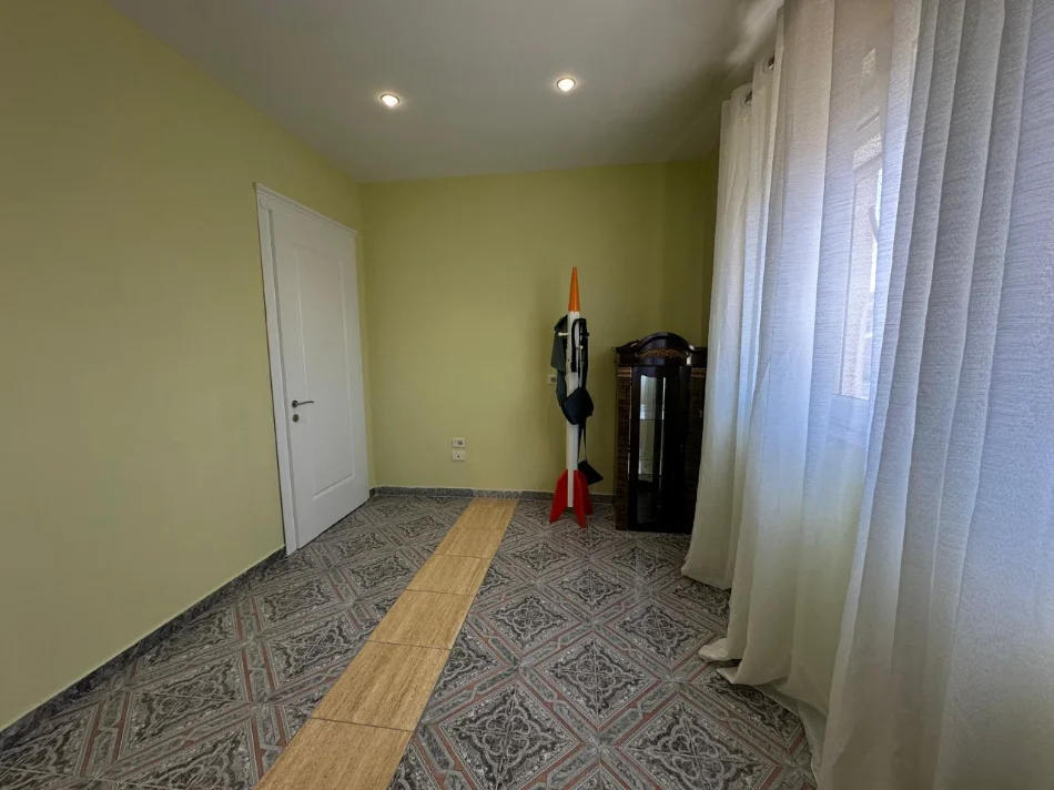Tirane, jepet me qera apartament 2+1+Ballkon Kati 2, 135 m² 700 € (Kthesa e Kamzes)