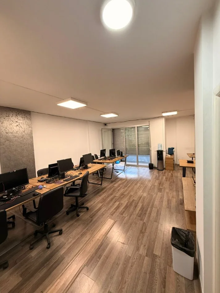 Tirane, jepet me qera ambjent biznesi Kati 3, 105 m² 1.400 € (stadiumi dinamo , sheshi willson)