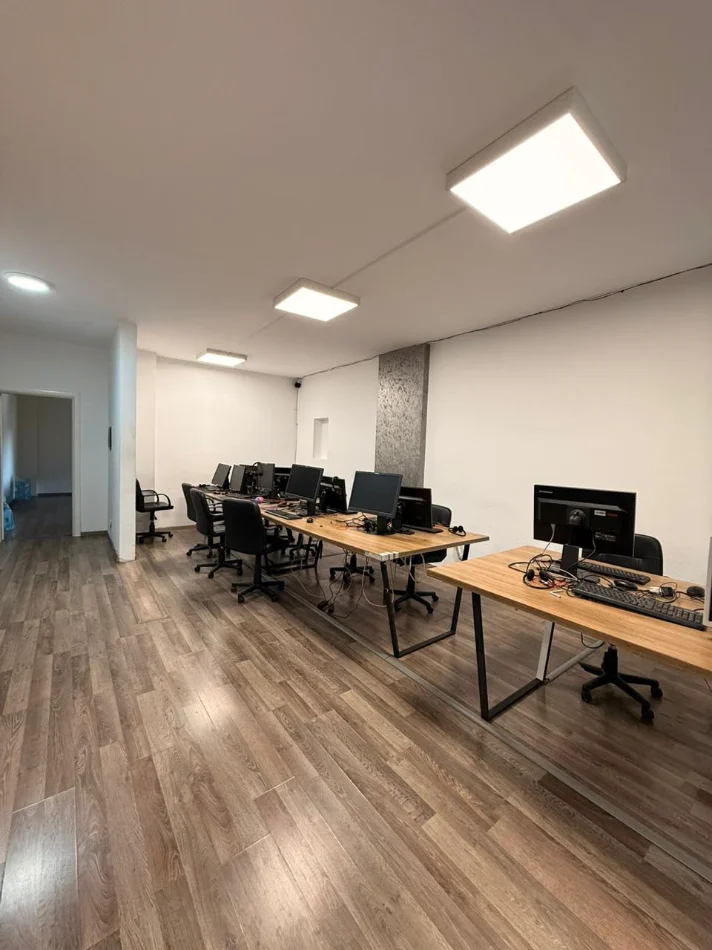 Tirane, jepet me qera ambjent biznesi Kati 3, 105 m² 1.400 € (stadiumi dinamo , sheshi willson)