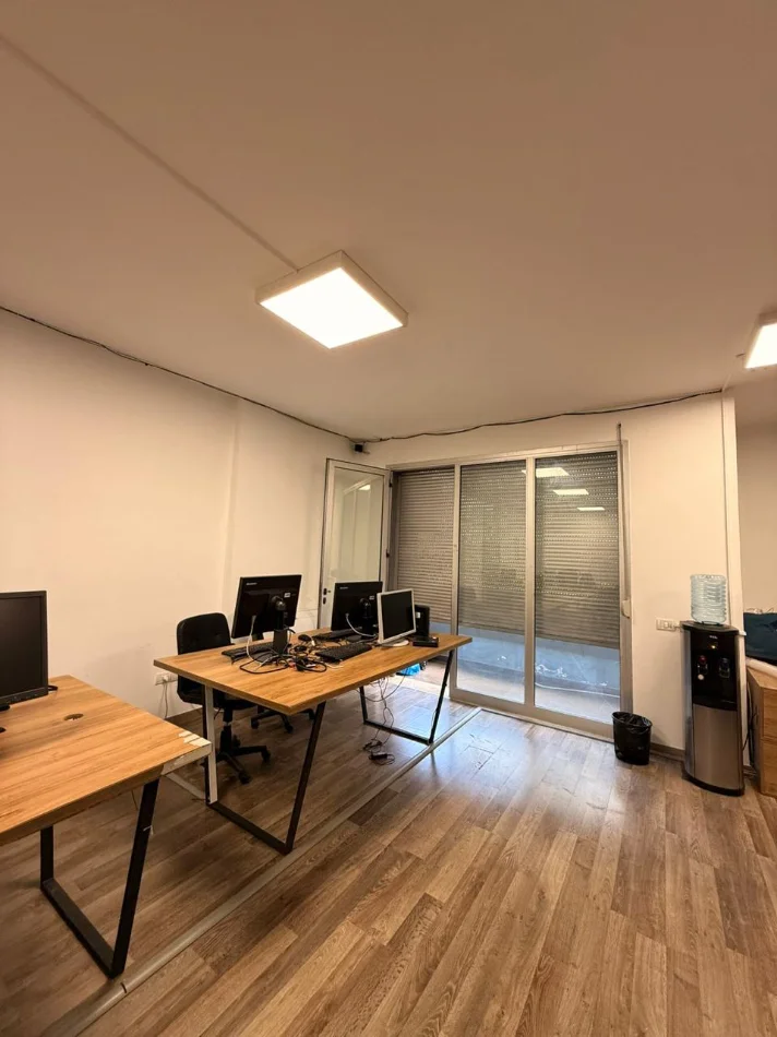 Tirane, jepet me qera dyqan Kati 3, 105 m² 1.400 € (stadiumi dinamo , sheshi willson)