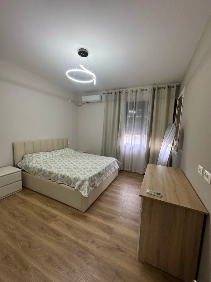 Tirane, jepet me qera apartament 2+1 Kati 3, 900 € (rruga e kavajes)
