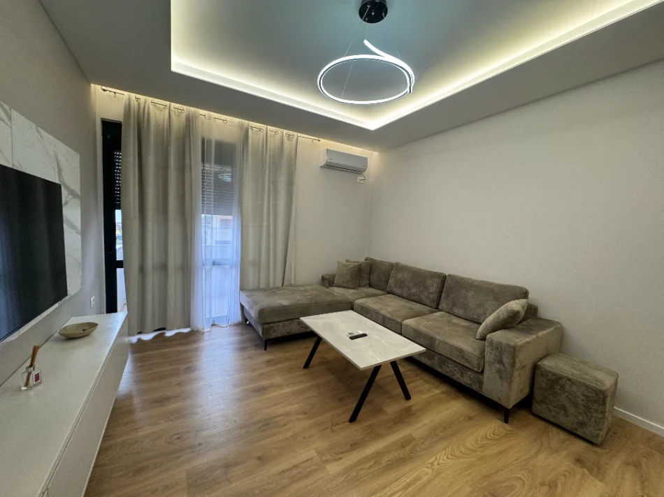 Tirane, jepet me qera apartament 2+1 Kati 3, 900 € (rruga e kavajes)