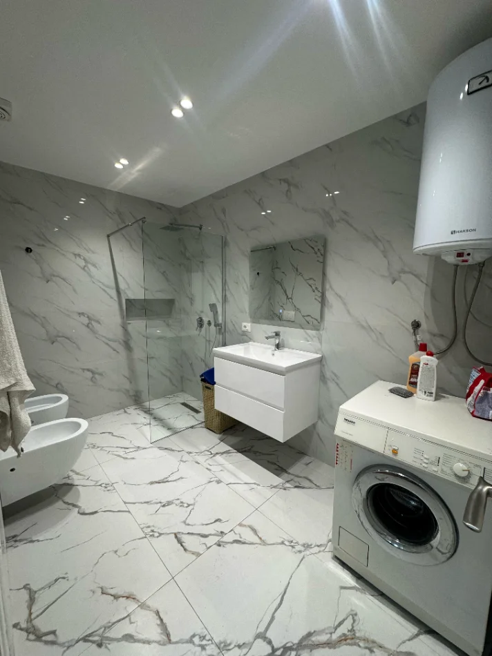 Tirane, jepet me qera apartament 2+1 Kati 3, 900 € (rruga e kavajes)