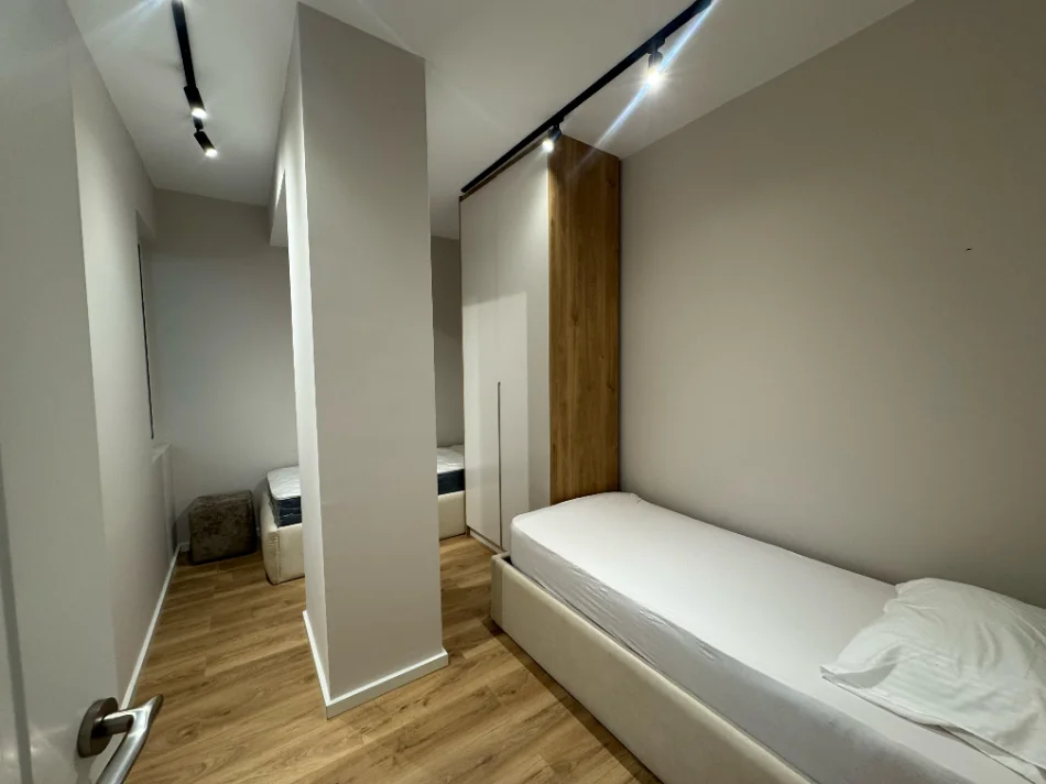 Tirane, jepet me qera apartament 2+1 Kati 3, 900 € (rruga e kavajes)